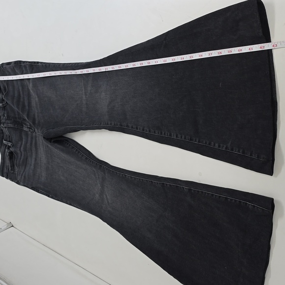 Good American Good Flare Jeans, Black - Picture 2 of 12